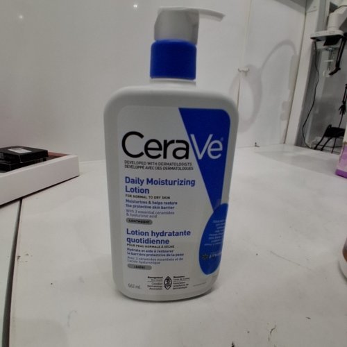 CERAVE DAILY MOISTURIZING LOTION FOR NORMAL TO DRY SKIN - 562ML image 3
