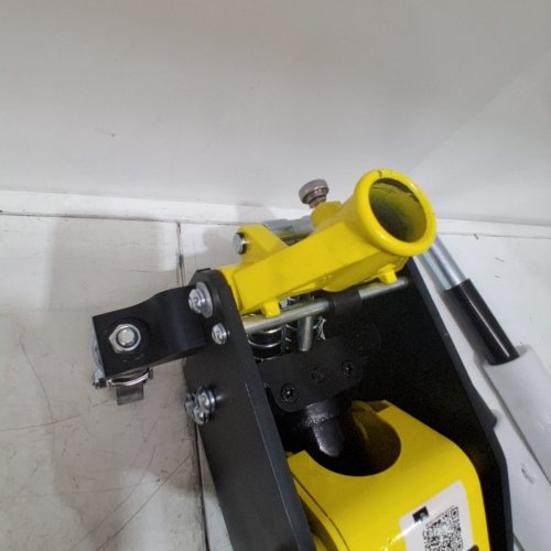 LOW-PROFILE HYDRAULIC FLOOR JACK WITH DUAL PISTONS - 1.5-TON CAPACITY - YELLOW/BLACK (MODEL: WD-B-01500-B00-0) image 4