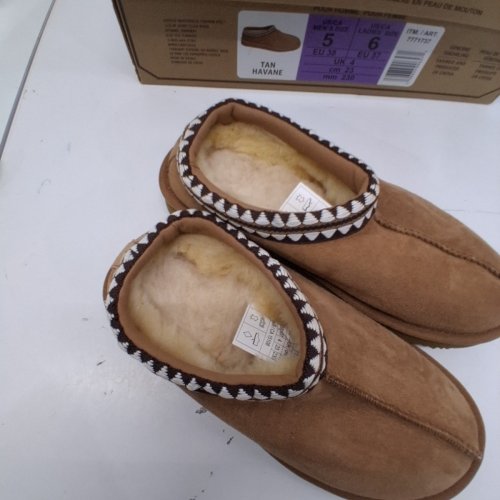 UNISEX KIRKLAND SIGNATURE SHEARLING SLIPPERS - MENS: 5 - WOMENS: 6 - TAN (MODEL: 7771737) image 2