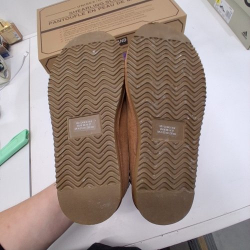 UNISEX KIRKLAND SIGNATURE SHEARLING SLIPPERS - MENS: 5 - WOMENS: 6 - TAN (MODEL: 7771737) image 3