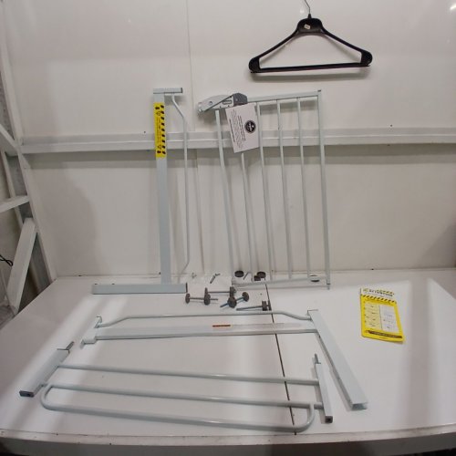 REGALO EASY-STEP METAL WALK-THROUGH SAFETY GATE, 30" X 29'' - 38.5'' - WHITE (MODEL: 1160DS) image 2