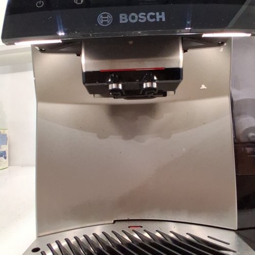 BOSCH VEROCAFE 800 SERIES AUTOMATIC ESPRESSO MACHINE WITH INTEGRATED MILK SYSTEM - BLACK/SILVER (MODEL: TQU60307) image 4
