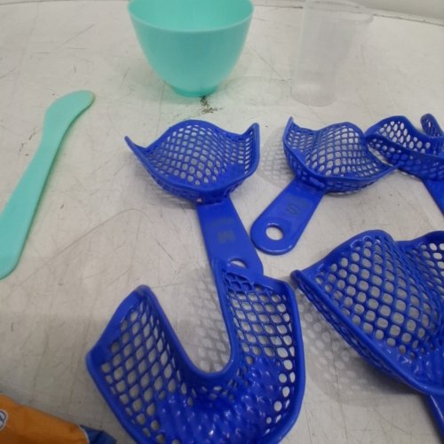 13PC DENTAL IMPRESSION KIT WITH ALGINATE PACKS & MIXING CUP - ASSORTED SIZES - BLUE image 3
