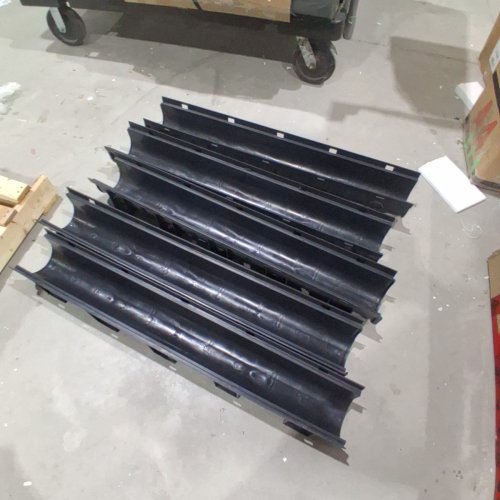 5PK VEVOR TRENCH DRAIN SYSTEM WITH PLASTIC GRATES AND 5 END CAPS - 39.5" X 5" - BLACK image 2
