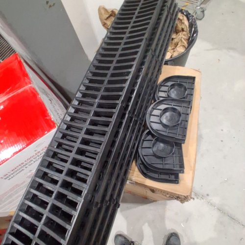 5PK VEVOR TRENCH DRAIN SYSTEM WITH PLASTIC GRATES AND 5 END CAPS - 39.5" X 5" - BLACK image 3