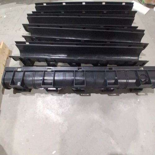 5PK VEVOR TRENCH DRAIN SYSTEM WITH PLASTIC GRATES AND 5 END CAPS - 39.5" X 5" - BLACK image 4