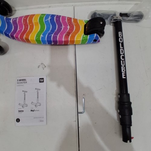 BOLDCUBE THREE WHEEL SCOOTER WITH LED WHEELS - FOR CHILDREN AGES 5-10 YEARS - ASTRO DREAM image 4