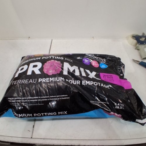 PRO-MIX POTTING MIX FOR BIGGER PLANTS, MORE BLOOMS - 28.3L image 2