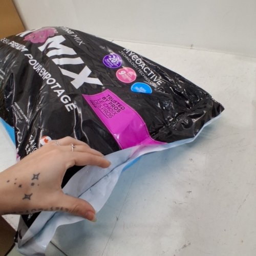 PRO-MIX POTTING MIX FOR BIGGER PLANTS, MORE BLOOMS - 28.3L image 3