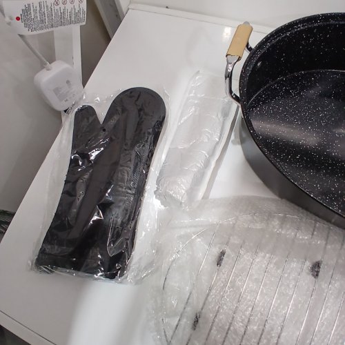 LOEUO LARGE OVAL ROASTING PAN WITH BASTER, RACK & OVEN MITTS - 18" - BLACK SPECKLED image 3