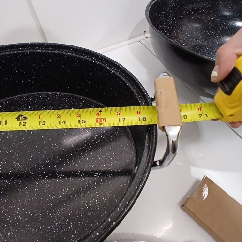 LOEUO LARGE OVAL ROASTING PAN WITH BASTER, RACK & OVEN MITTS - 18" - BLACK SPECKLED image 4