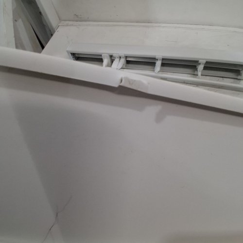 PROJECT SOURCE 3.5" SLAT WIDTH CORDLESS VINYL ROOM DARKENING BLINDS - 66" X 84" - WHITE (MODEL: 978840103) image 3