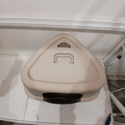 AMAZON BASICS NO-MESS HOODED CORNER TRIANGLE CAT LITTER BOX image 3