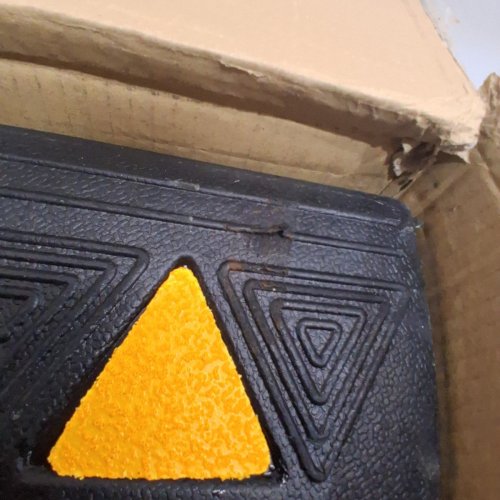 2PK RUBBER CURB RAMP - 13" X 19" X 5" - BLACK/YELLOW (MODEL: KR-07) image 4