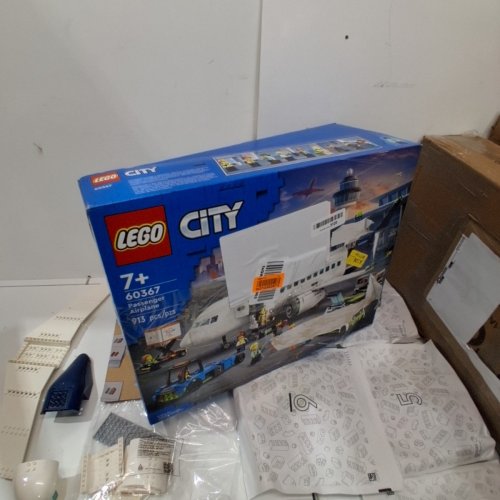 913PC LEGO - CITY - PASSENGER AIRPLANE (60367) image 4