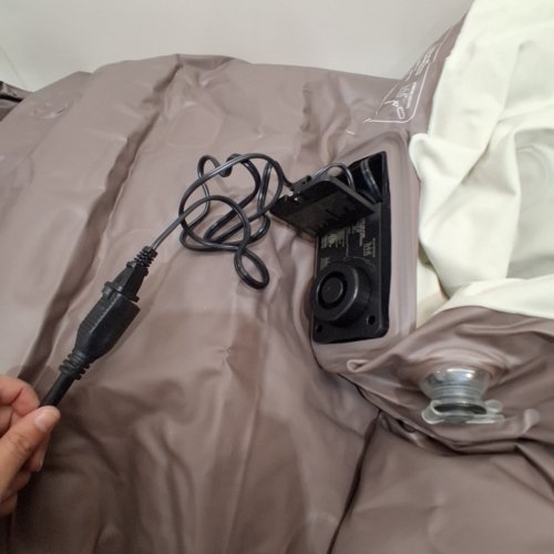 INFLATABLE AIR MATTRESS WITH BUILT-IN ELECTRIC PUMP - TWIN - BROWN/BEIGE - (MODEL: HT-688) image 2