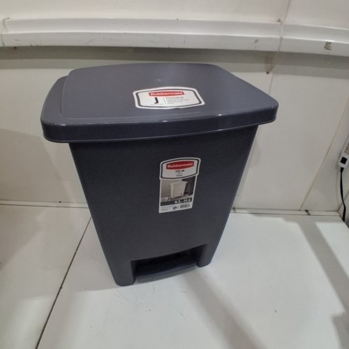 RUBBERMAID STEP-ON GARBAGE CAN - 31L - GREY image 2