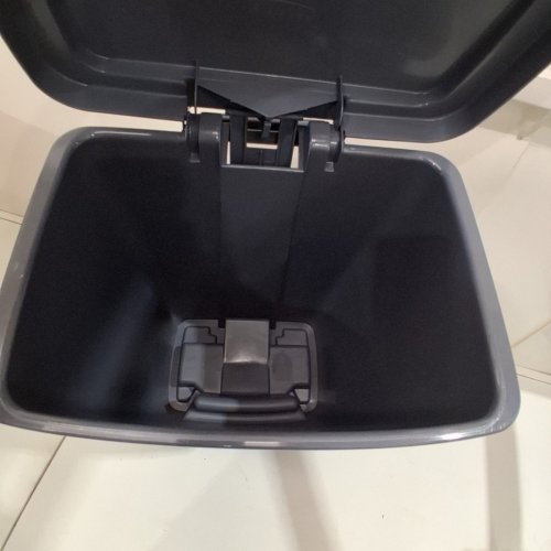 RUBBERMAID STEP-ON GARBAGE CAN - 31L - GREY image 4