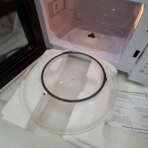 COMFEE COMPACT COUNTERTOP MICROWAVE OVEN - 0.7 CU.FT - 700W - WHITE (MODEL: CM-M201K-WH) image 4