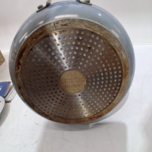 THE ROCK WAVE NON-STICK WAVE TEC GRIP FRY PAN -10''- BLUE image 3