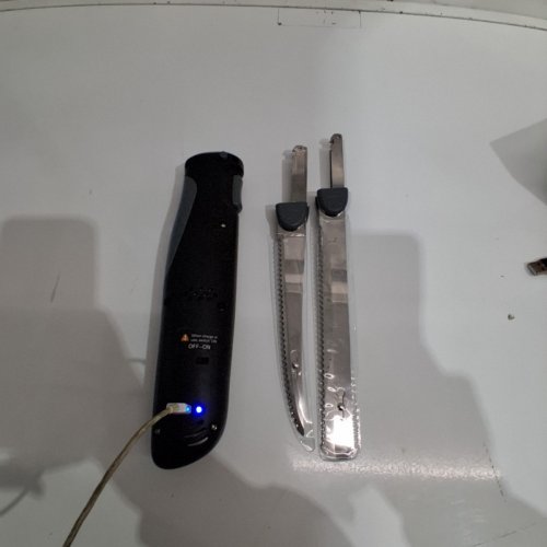 VLOXO CORDLESS ELECTRIC KNIFE WITH 2 STAINLESS STEEL BLADES - 21000RPM - BLACK (MODEL: RL-EK9201) image 2