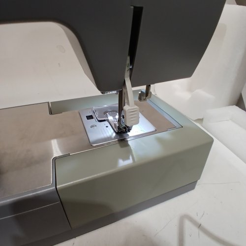 SINGER 4432 HEAVY DUTY EXTRA-HIGH SPEED 32-STITCH SEWING MACHINE (MODEL: 4432) image 4