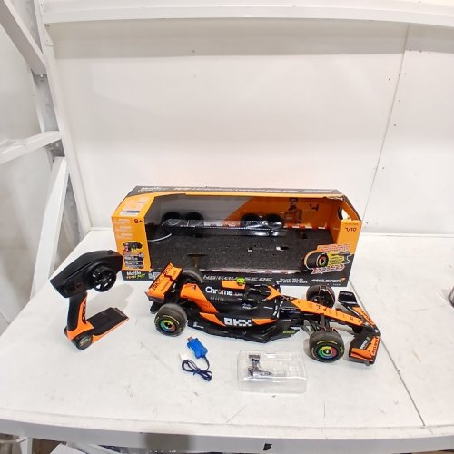 MAISTO TECH FORMULA 1 ONE LANDO NORRIS MACLAREN RC CAR - 1:10 SCALE - BLACK/ORANGE (MODEL: 1739888) image 4