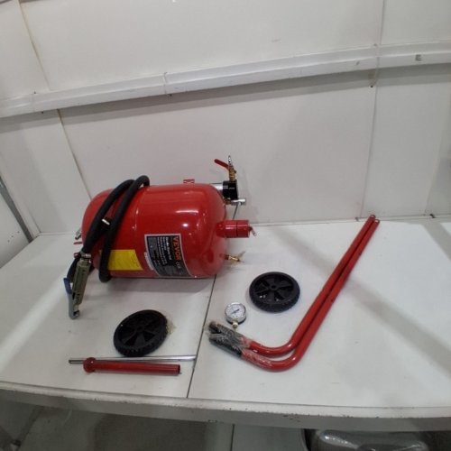 VEVOR ABRASIVE SAND BLASTER EQUIPPED WITH NOZZLE SHUT OFF VALVE, PRESSURE GAUGE CERMAIC NOZZLE, 10 GAL/40L, RED (MODEL: FF-Q902) image 2