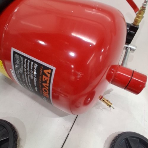 VEVOR ABRASIVE SAND BLASTER EQUIPPED WITH NOZZLE SHUT OFF VALVE, PRESSURE GAUGE CERMAIC NOZZLE, 10 GAL/40L, RED (MODEL: FF-Q902) image 3