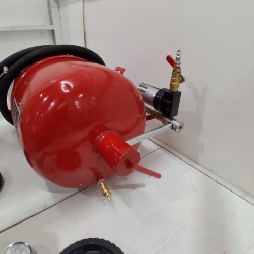 VEVOR ABRASIVE SAND BLASTER EQUIPPED WITH NOZZLE SHUT OFF VALVE, PRESSURE GAUGE CERMAIC NOZZLE, 10 GAL/40L, RED (MODEL: FF-Q902) image 6