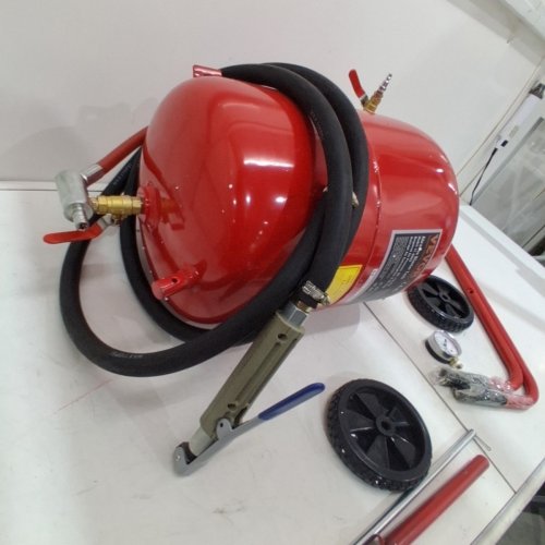 VEVOR ABRASIVE SAND BLASTER EQUIPPED WITH NOZZLE SHUT OFF VALVE, PRESSURE GAUGE CERMAIC NOZZLE, 10 GAL/40L, RED (MODEL: FF-Q902) image 7