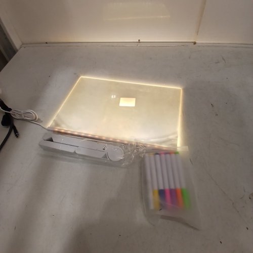 LED LIGHT-UP DRAWING NOTE BOARD WITH MARKERS - 8" X 12" - WHITE image 2