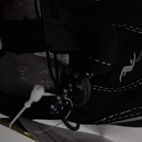 KID'S ATHLETIC WORKS WATER SHOES - SIZE 5/6 - BLACK image 2