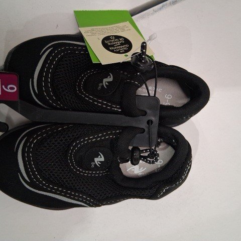 KID'S ATHLETIC WORKS WATER SHOES - SIZE 5/6 - BLACK image 3