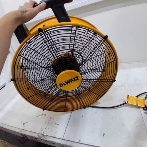 DEWALT 3 SPEED ADJUSTABLE INDUSTRIAL DRUM FAN - 18" 120V - (MODEL - DXF184) image 2
