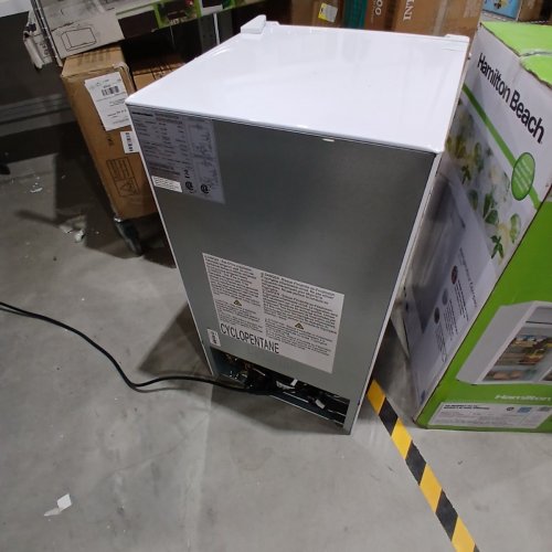 HAMILTON BEACH 3.3CUFT COMPACT REFRIGERATOR - WHITE - (MODEL: HBR33MWEE02) image 7