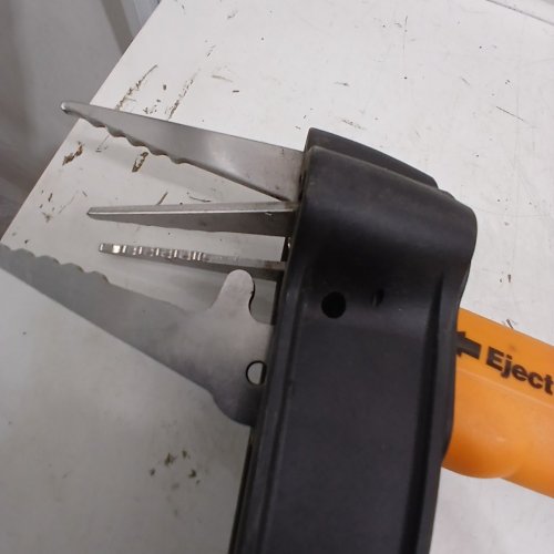 FISKARS DELUXE STAND-UP WEEDER image 3