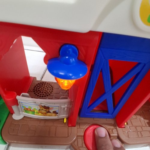 FISHER-PRICE LITTLE PEOPLE INTERACTIVE FARM PLAYSET WITH LIGHT AND SOUNDS (MODEL: JBH64-9997) image 2