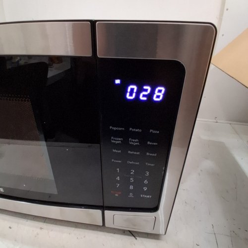 FRIGIDAIRE COMPACT COUNTERTOP MICROWAVE OVEN - 1.1 CU.FT. - BLACK/SILVER (MODEL: EMW1134) image 4