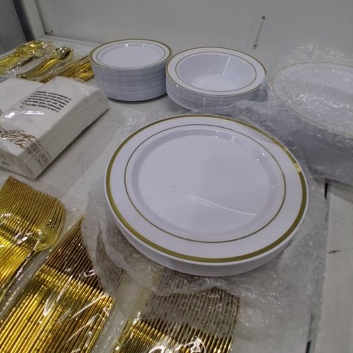 ~700PC GOODLUCK DISPOSABLE GOLD RIMMED DINNERWARE SET FOR 100 GUESTS - (MODEL: GL1-CP-YPJS-700PCS-CA) image 4