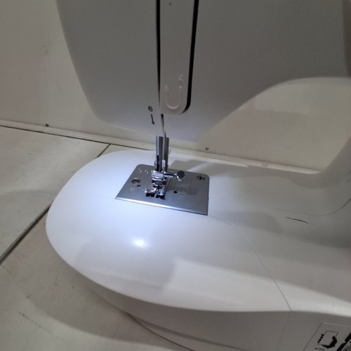 SINGER M1500 SEWING MACHINE, WHITE image 2