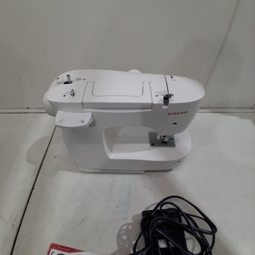 SINGER M1500 SEWING MACHINE, WHITE image 6