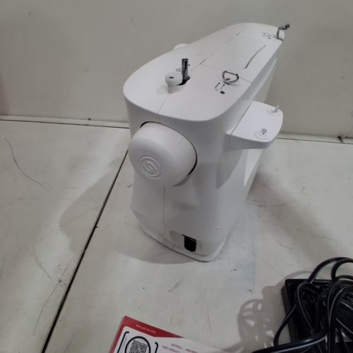 SINGER M1500 SEWING MACHINE, WHITE image 9