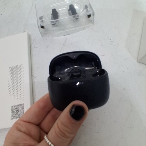 JBL BY HARMAN TUNE BEAM - TRUE WIRELESS NOISE CANCELLING IN EAR HEADPHONES WITH 48 HOUR PLAYBACK TIME - BLACK (MODEL: JBLTBEAMBLKAM) image 2