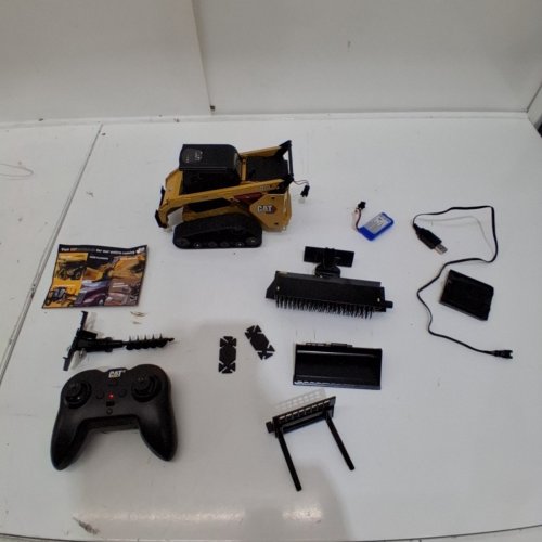 DIECAST MASTERS 1:16 DIECAST RC CAT 297D2 MULTI TERRAIN LOADER (INCLUDES 4 INTERCHANGEABLE WORK TOOLS - BUCKET, AUGER, FORKS, AND BROOM) - YELLOW - ( MODEL: 28008) image 3