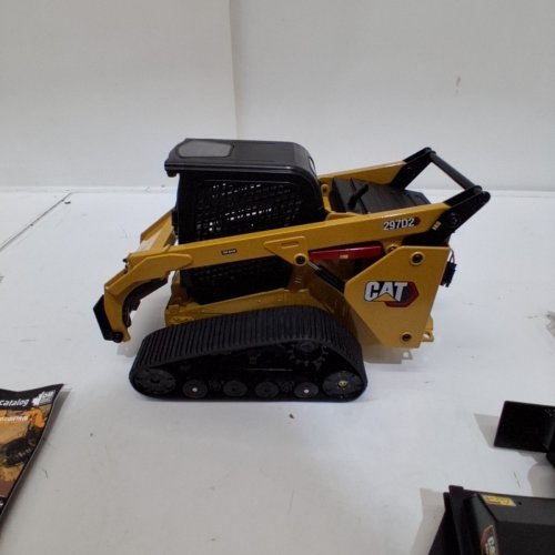 DIECAST MASTERS 1:16 DIECAST RC CAT 297D2 MULTI TERRAIN LOADER (INCLUDES 4 INTERCHANGEABLE WORK TOOLS - BUCKET, AUGER, FORKS, AND BROOM) - YELLOW - ( MODEL: 28008) image 4