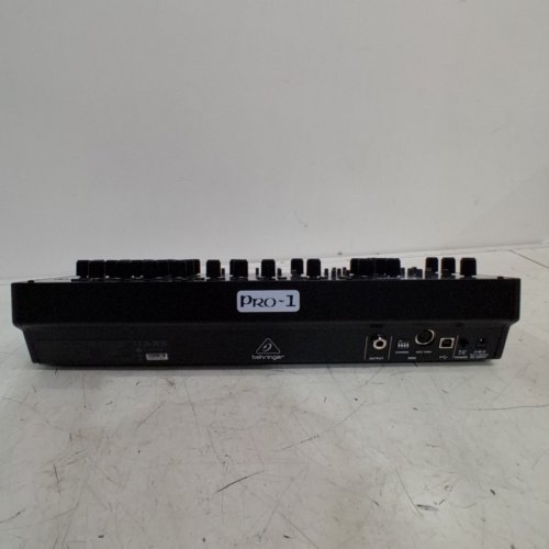 BEHRINGER PRO-1 ANALOG SYNTHESIZER WITH DUAL VCOS, 16-VOICE POLY CHAIN image 4