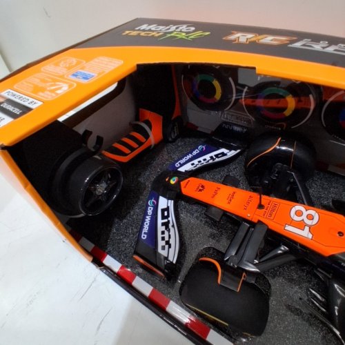 MAISTO TECH FORMULA 1 MCLAREN MCL38 SINGAPORE GRAND PRIX 2024 OSCAR PIASTRI #81 RC CAR - 1:10 SCALE - BLACK / ORANGE (MODEL: 1739888) image 3