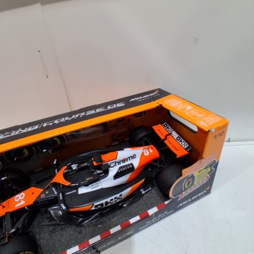 MAISTO TECH FORMULA 1 MCLAREN MCL38 SINGAPORE GRAND PRIX 2024 OSCAR PIASTRI #81 RC CAR - 1:10 SCALE - BLACK / ORANGE (MODEL: 1739888) image 4