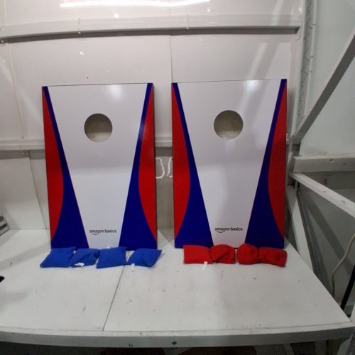 AMAZONBASICS WOODEN CORNHOLE SET image 2